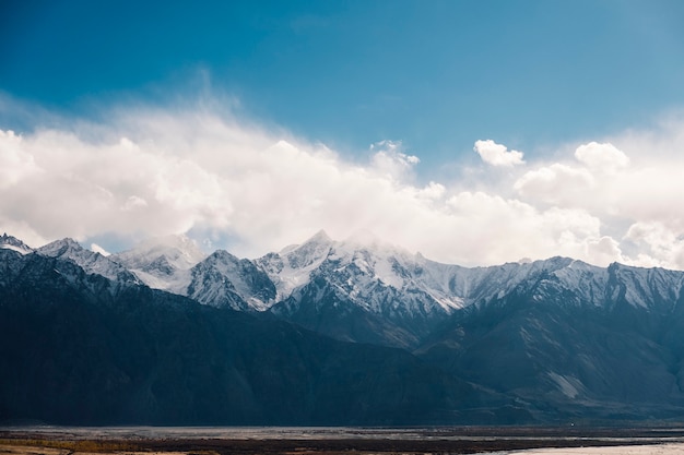 Foto gratuita montaña de nieve y cielo azul en leh ladakh, india