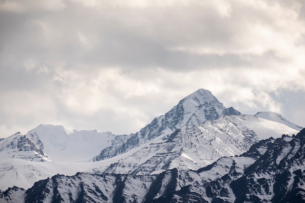 montaña de nieve en Leh, India