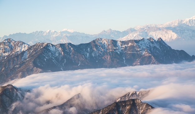 Montaña con nieve