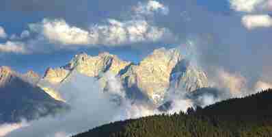 Foto gratuita montaña con nubes