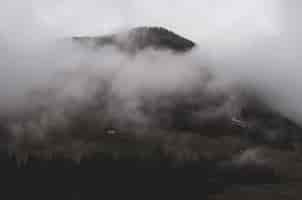 Foto gratuita montaña bajo las nubes