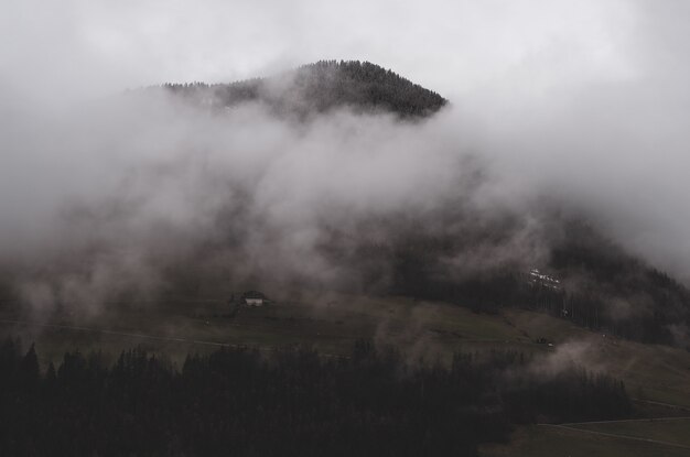 Montaña bajo las nubes