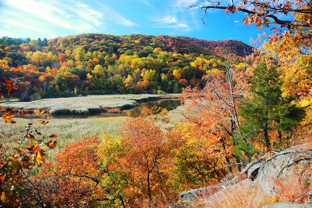 Montaña de otoño con lago