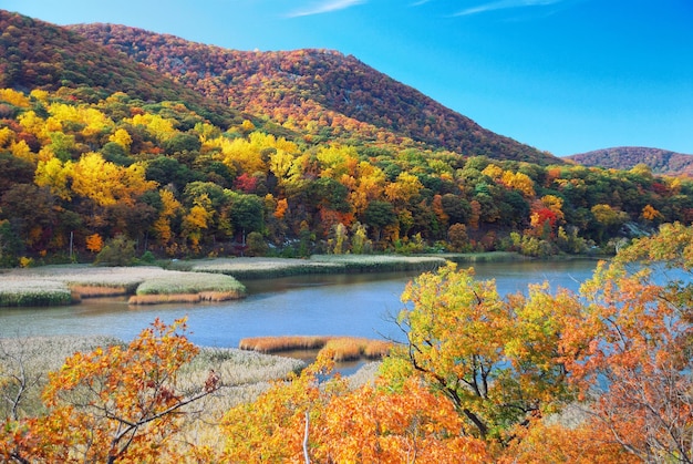 Montaña de otoño con lago