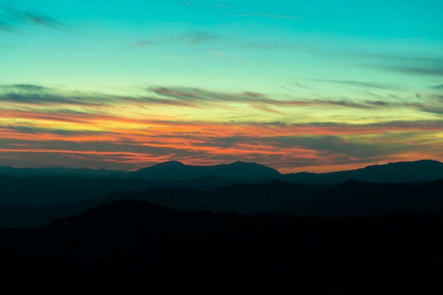 Montaña panorámica y dramático fondo de puesta de sol del cielo