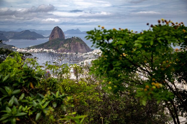 Montaña y playa de Botafogo en Río de Janeiro, Brasil