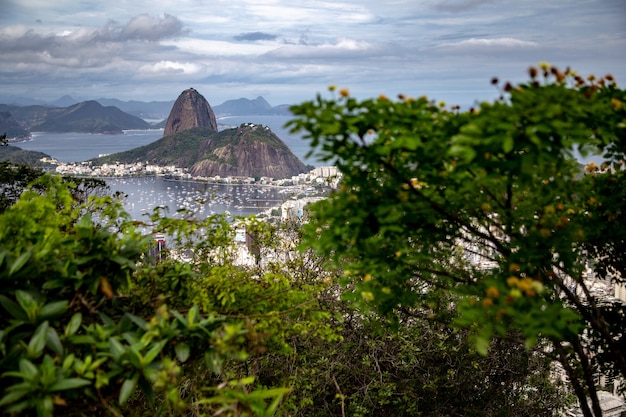 Montaña y playa de Botafogo en Río de Janeiro, Brasil