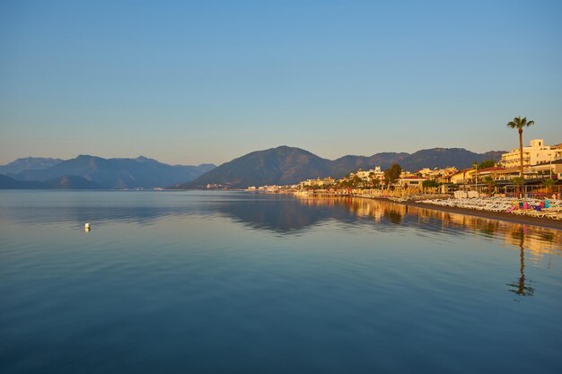 La montaña reflejó el amanecer en el mar en calma