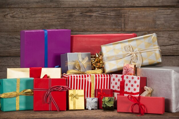 Montaña de regalos de colores con adornos navideños