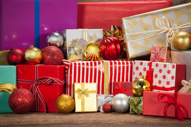 Montaña de regalos de colores con adornos navideños