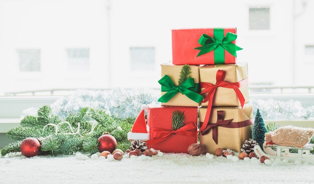 Montaña de regalos con decoración de árbol y bolas rojas