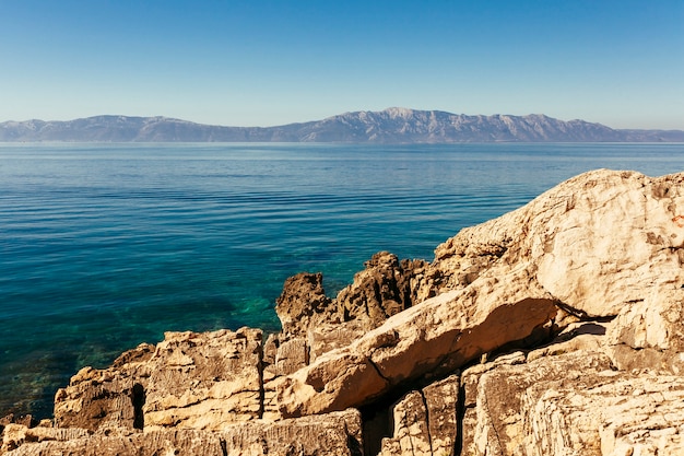 Foto gratuita montaña rocosa cerca del hermoso lago