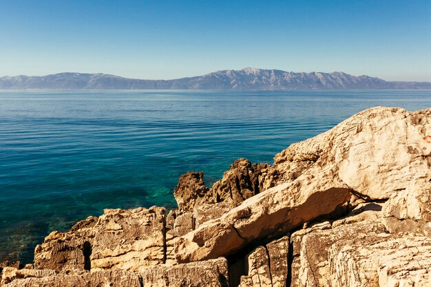 Montaña rocosa cerca del hermoso lago