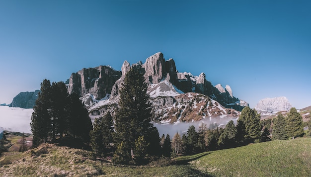 Montaña rocosa bajo cielo azul