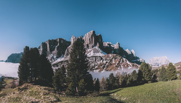 Montaña rocosa bajo cielo azul