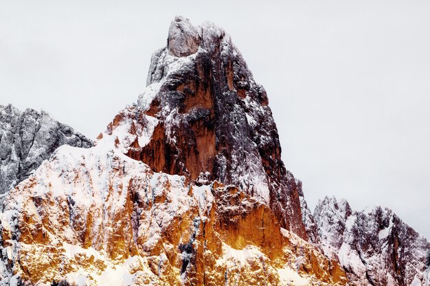 Montaña rocosa cubierta de nieve