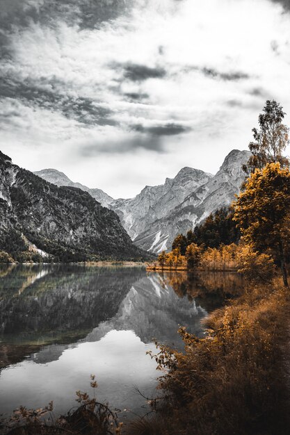 Montaña rocosa con un lago