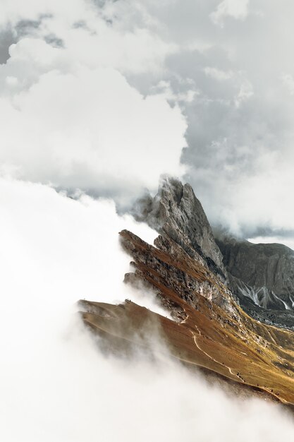 Montaña rocosa marrón bajo nubes blancas