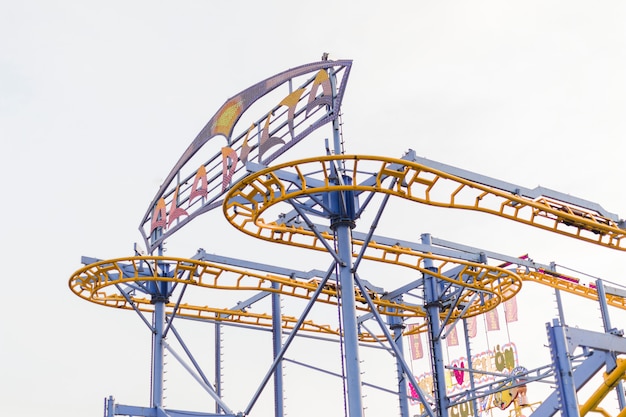 Montaña rusa moderna en el parque de atracciones