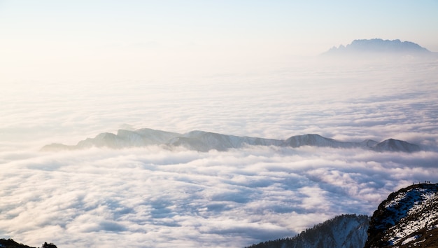 Montaña tapada por una nube