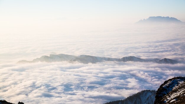 Montaña tapada por una nube