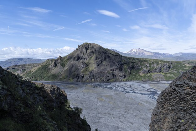 Montaña verde bajo un cielo azul durante el día