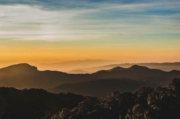 montañas al atardecer