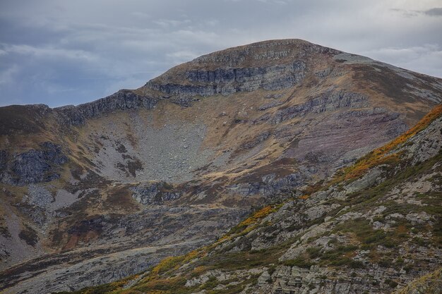 Montañas de Ancares en España bajo un cielo lleno de nubes