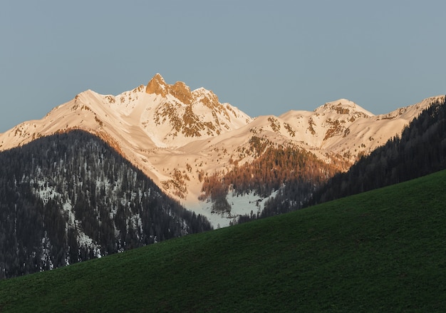 Foto gratuita montañas blancas y grises