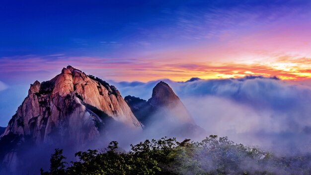 Las montañas de Bukhansan están cubiertas por la niebla de la mañana y el amanecer en el Parque Nacional de Bukhansan, Seúl en Corea del Sur