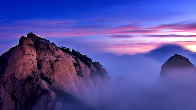 Las montañas de Bukhansan están cubiertas por la niebla de la mañana y el amanecer en el Parque Nacional de Bukhansan, Seúl en Corea del Sur