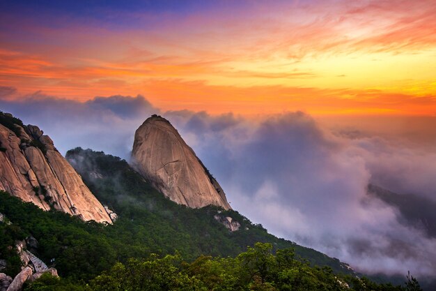 Las montañas de Bukhansan están cubiertas por la niebla de la mañana y el amanecer en Seúl, Corea