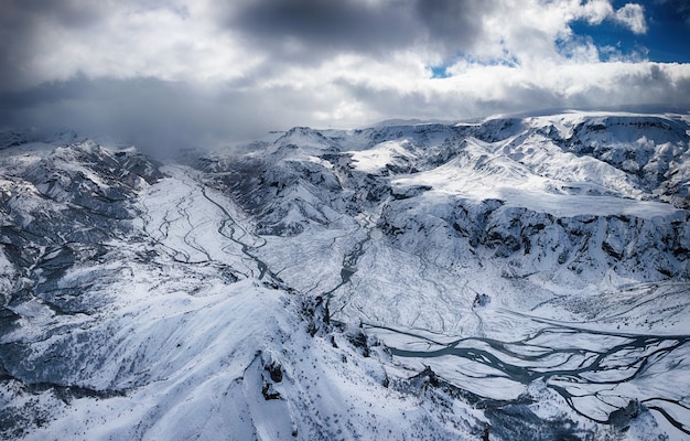 Montañas y campo de nieve