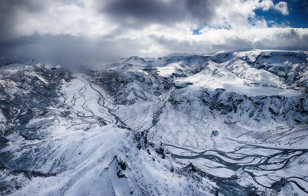 Montañas y campo de nieve