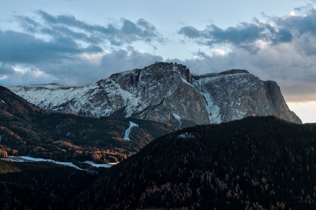 Montañas bajo el cielo azul