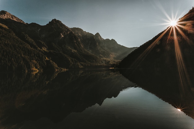 Montañas bajo cielo gris