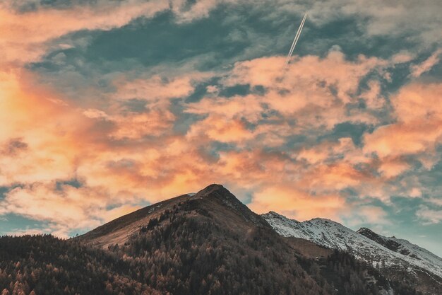 Montañas bajo cielo nublado