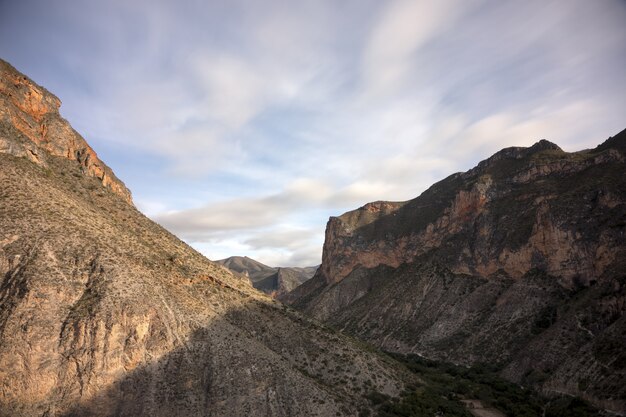 Montañas y colinas y un cielo azul