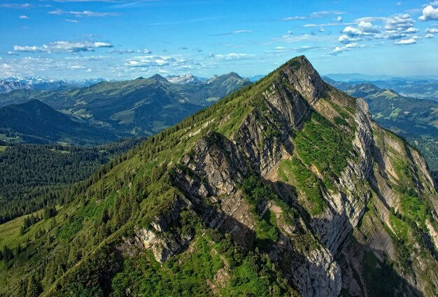 Montañas cubiertas de hierba