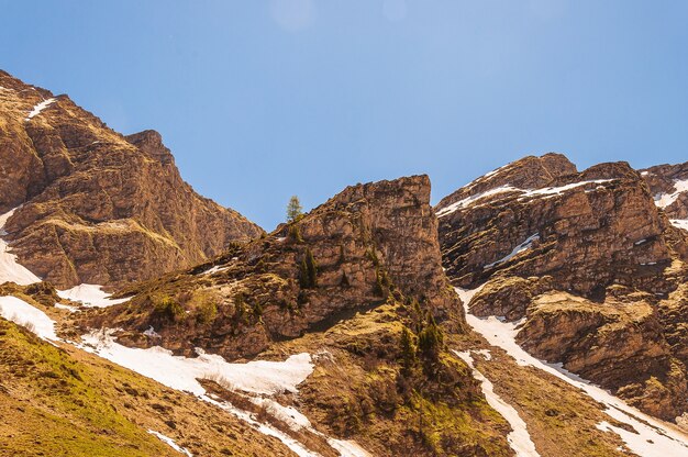 Montañas cubiertas de nieve en los Alpes suizos, Suiza