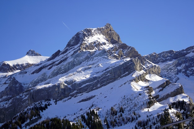 Montañas cubiertas de nieve bajo el cielo azul puro en invierno