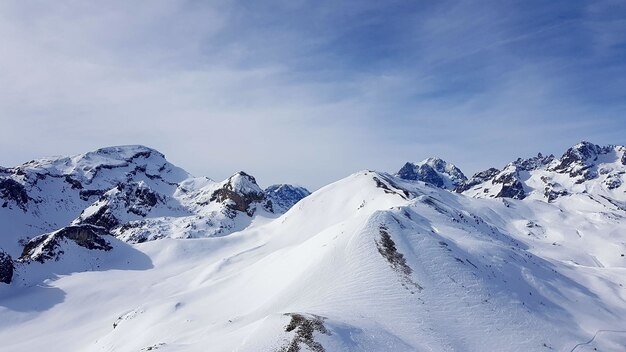 Montañas cubiertas de nieve con el cielo