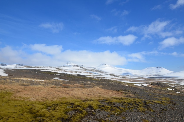 Montañas cubiertas de nieve heladas en un campo de rocas negras
