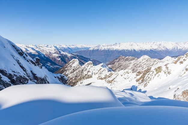 Montañas cubiertas de nieve en invierno