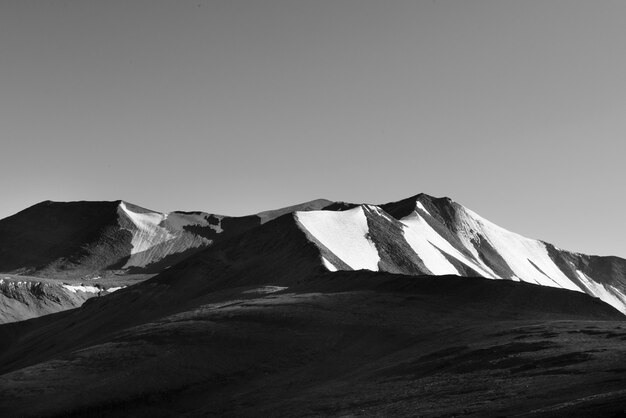 Montañas cubiertas de nieve en el norte de la India