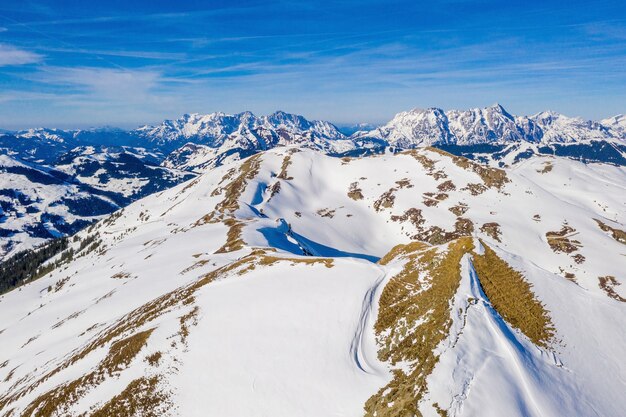 Montañas cubiertas de nieve de Saalbach-Hinterglemm bajo un cielo azul claro