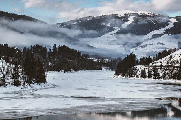 Montañas cubiertas de nieve