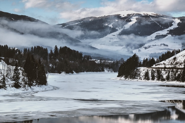 Montañas cubiertas de nieve