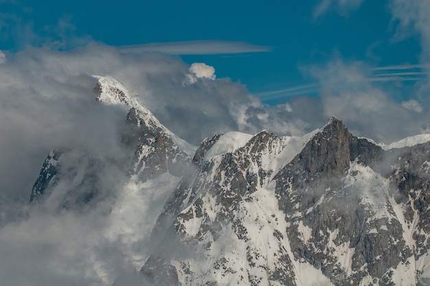 Montañas envueltas en nubes desde la aiguille du Midi