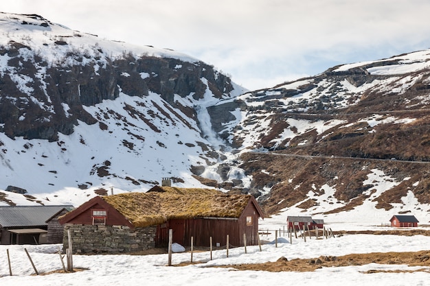 Montañas, fiordo cubierto de nieve